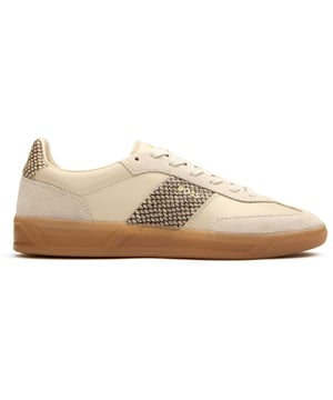 Las BOSS Brenta Tenn ofrecen un lujo discreto para tu guardarropa casual. Elaboradas con superiores de ante premium, estas zapatillas de mujer combinan sofisticación con un estilo listo para la calle. Los distintivos acentos de estampado animal añaden un toque divertido a la limpia silueta blanca, mientras que la confiable suela de goma garantiza comodidad durante todo el día. La sutil marca tonal de BOSS mantiene la estética elegante sin abrumar el diseño. Perfectas para elevar tus looks diarios con un toque de deportividad refinada.