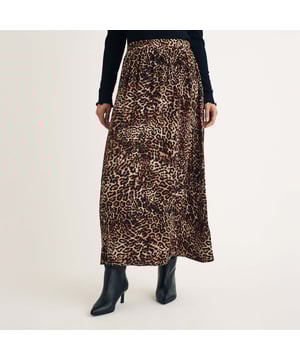 Dames Nobodys Child Luipaardprint Maxi Rok. Een rok waar je wild van zult worden. Deze dierenprint midaxi rok is er een die je keer op keer zult pakken. Hoog in de taille zittend, maakt de klassieke a-lijn snit en delicate plooien aan de voorkant dit tot een echt moeiteloze keuze. Style de jouwe met een zwarte polodutch en laarzen. - Hoge taille. - A-lijn snit die het lichaam volgt. - Verborgen ritssluiting. - Maatadvies: we raden je gebruikelijke maat aan. Materiaal: 57% Ecovero™ Viscose, 43% Viscose. Ref: B243035BRN.