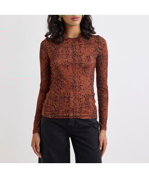 Dames Nobodys Child Spencer Dierlijke Print Langsleeve Top. Een echte musthave. Met een ronde halslijn en lange mouwen is deze bruine slangenprint top het perfecte laagje. Combineer met je favoriete jeans of draag onder jurkjes, gilets, overalls en meer. - Ronde hals. - Lange mouwen. - Zachte stretch jersey stof. - Ontworpen voor een aansluitende pasvorm. - Maat advies: we raden je gebruikelijke maat aan. Materiaal: 95% Ecovero™ Viscose, 5% Elastaan. Ref: T250942MLT.