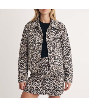 Dames Nobodys Child Frankie Panterprint Denim Jas. Maak kennis met de Frankie jas. Deze denim jas met panterprint is ontworpen voor een relaxed fit, en haar schattige kraag, voorzakken en knoopsluiting maken haar de ultieme dagelijkse metgezel. Combineer de jouwe met een witte top, denim en laarzen. - Kraag. - Lange mouwen. - Knoopsluiting aan de voorkant. - Zakken. Materiaal: 100% Biologisch Katoen. Ref: O242626BRN.