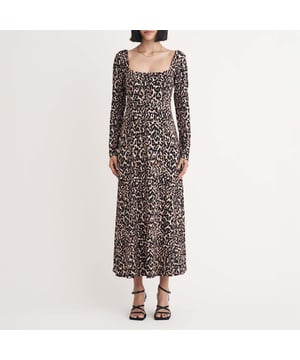 Vrouwen Nobodys Child Aidie Luipaardprint Midi Jurk. Je nieuwe neutrale. Deze luipaardprint midi is klaar voor haar moment. We zijn dol op Aidie’s elegante lange mouwen en flatterende, aansluitende taille die overgaat in een zwierige rok. Draai om en laat haar open vierkant rug zien. We dragen de onze met kleurrijke Mary Janes. - Vierkante hals en rug. - Lange mouwen. - Gelaagde taille ontworpen om te flatteren. - Ontspannen rok die het lichaam omarmt. Materiaal: 95% Ecovero™ Viscose, 5% Elastaan. Ref: D243218BRN.