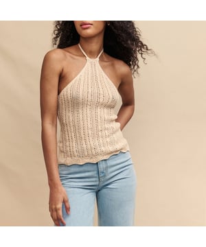 Dames Nobodys Child Mock Crochet Halter Top. Die halternek look is helemaal in. Deze crèmekleurige strikstijl maakt je direct klaar voor de strandclub. Perfect voor die zomervakantie die je hebt gepland, voeg het nu toe aan je mandje en voel je voorbereid voor later. Style het met de bijpassende rok. - Halternek. - Gehaakte stijl. - Ontworpen voor een nauwsluitende pasvorm. - Machinaal gebreid. Materiaal: 100% Biologisch Katoen. Ref: T240782CRM.