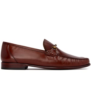 Voeg een klassiek tintje toe aan je garderobe met de SOLE Zoar Loafer. Deze gepolijste, lichtbruine schoenen zijn gemaakt van luxueus leer met een slanke zool voor een slimme look en aangevuld met een metalen trenszadel. Ze zijn de perfecte mix van comfort en elegantie. Het tijdloze ontwerp straalt een verfijnde, stijlvolle uitstraling uit. Stap in moeiteloze verfijning met deze SOLE-schoenen.