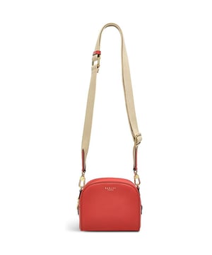Roze Radley Arden dameshandtas, gemaakt van leer. Voorzien van: ritssluiting aan de bovenkant, gouden details, verstelbare schouderband, Radley swing tag en hoogte 14 cm x breedte 17 cm x diepte 8 cm.
