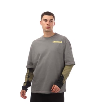 Heren baggy top met dubbele laag mouwen, vervaardigd uit ruwe katoenen jersey. De gedrukt logo's met vlekken en licht hand-geïmpregneerde zomen geven dit stuk een versleten, vintage gevoel.