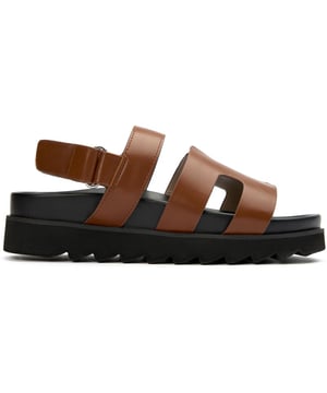 Verwelkom de zomer met de modieuze, super comfortabele V.Gan's Vegan Brazil Ankle Strap sandalen. Gemaakt van hoogwaardig PETA-goedgekeurd vegan leer en zolen, hebben deze sandalen een iets verhoogd platform dat een elegante stijl en ethische chic biedt. Gemaakt in een gecertificeerde vegan fabriek met duurzaam geproduceerde materialen en verzonden in gerecycled verpakkingsmateriaal, is deze must-have voor warm weer perfect voor zowel de boulevard en het strand als zomerfeestjes en stedelijke buitenactiviteiten.