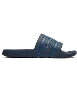 Prepárate para la playa con las chanclas Napapijri Stream en un clásico azul. Estas sandalias para hombre combinan estilo y comodidad a la perfección gracias a su plantilla anatómica que se adapta perfectamente a tus pies. La suave tira con el logotipo estampado añade un toque de identidad de marca y garantiza una pisada sin irritaciones. Fabricadas íntegramente en goma, tanto en la parte superior como en la suela, estas chanclas ultraligeras son ideales para relajarse junto a la piscina, recuperarse después del entrenamiento o disfrutar de unas salidas informales de verano.