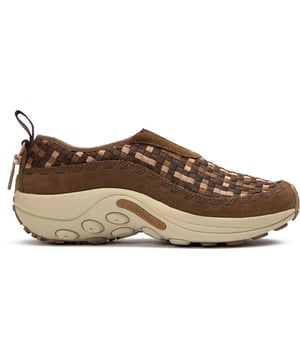 Experimenta una comodidad inigualable con las Merrell Jungle Moc Evo Woven. Estas zapatillas de alto rendimiento combinan estilo y sostenibilidad con su distintiva parte superior de punto marrón y su construcción ecológica, con cordones, cincha y forro de malla transpirable 100 % reciclados. El talón de goma protectora ofrece durabilidad, mientras que la parte superior de nailon se adapta a la flexión del pie. El sistema de control de olores CleanSport NXT mantiene la frescura incluso durante la actividad intensa. Perfectas para aventuras al aire libre o para un fin de semana informal.