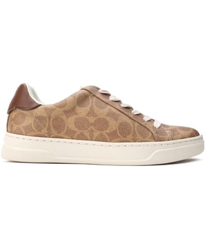 Empieza el día con estilo con estas zapatillas de deporte High Line de Coach, que combinan un diseño deportivo para la cancha con sofisticación contemporánea y elegancia de moda. Este distinguido modelo básico está hecho de cuero de alta calidad y combinado con una suela exterior de goma con costuras laterales y características acolchadas para una mayor comodidad, al tiempo que conserva un aspecto de estilo de cancha. Totalmente forradas y adornadas con la icónica marca Coach, estas fabulosas zapatillas tienen una silueta deportiva de lujo.