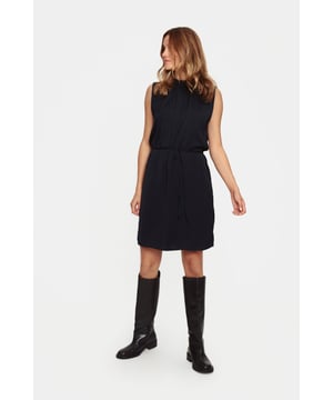 Regular fit,Net onder de knie,Mouwloos  Fijne was 30°, niet bleken, niet in de droger drogen, Druipnat ophangen, koud strijken max. 110° C, Droogreiniging  100% Polyester