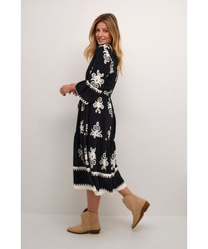 Feminine,Midi lengte,3/4 mouwen  Fijne was 30°, niet bleken, niet in de droger drogen, Druipnat ophangen in de schaduw, koud strijken max. 110° C, Droogreiniging  100% Viscose