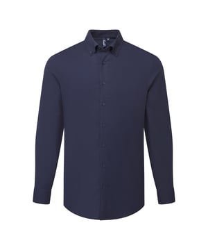 72% Mercerisierte Baumwolle, 25% Bio-Baumwolle, 3% Elastan. Gewebetechnik: Weich. Gewebe: Stretch. Design: Unifarben. Bündchen: anpassbar, Doppelknopf, Stulpe. Button-Down-Kragen. Abnäher an Rücken, Rückenpasse, Perlglanz-Knöpfe, Selbstgefärbte Knöpfe, Behält die Form, Seite Bundfalten. GSM (Gramm pro Quadratmeter): 135. Nachhaltigkeit: Amfori-Freigabe, BSCI, Oeko-Tex Standard 100 zertifiziert, Sedex, WRAP Zertifikat. Saum: Geschwungener Saum. Langärmlig. Schaftrand zum Umklappen.