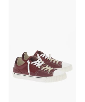 Lente-Zomer, Bordeauxrood, Logo, Vetersluiting, Gemaakt in Italië, Ronde neus, Canvas, Leer, Rubberen zool. De kenmerken van deze schoen komen voort uit het vervaardigen van de zool door middel van een speciaal ambachtelijk vulkanisatieproces. Dit proces kan lichte onregelmatige vlekken veroorzaken op delen van de zool die in contact komen met het bovenwerk, evenals zichtbare imperfecties en onregelmatigheden in het materiaal en zichtbaar op het rubberen oppervlak als kleine markeringen, blaasjes of lasnaden. Verschillen tussen paren moeten daarom worden beschouwd als bijzondere kenmerken die een garantie bieden voor het vakmanschap en het verkrijgen van de precieze stijlwens van dit product. Wij raden aan de schoenen met zorg en aandacht te behandelen en langdurig contact met water of het reinigen met schurende chemicaliën te vermijden.