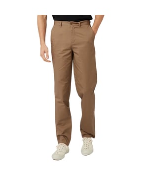 Verrijk je garderobe met de Fred Perry Classic Trouser in stijlvol Shaded Stone Brown. Deze premium broek combineert tijdloos Brits erfgoed met een eigentijdse stijl, perfect voor zowel casual als semi-formele gelegenheden. Vakkundig vervaardigd met oog voor detail, kenmerkt hij zich door de kenmerkende Fred Perry-kwaliteit waar modebewuste mannen al decennialang op vertrouwen. De veelzijdige stone brown tint combineert moeiteloos met je bestaande garderobe, terwijl de klassieke snit zorgt voor een flatterende pasvorm die de tand des tijds doorstaat. Mis de kans niet om dit essentiële item uit de gerenommeerde collectie van Fred Perry te bemachtigen. 100% katoen