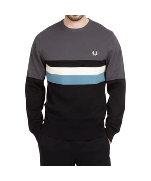 Dale un toque de distinción a tu armario con el jersey Fred Perry Colour Block en gris plomo, una sofisticada incorporación a cualquier colección vanguardista. Este jersey de cuello redondo presenta un distintivo diseño en bloques de color que representa la icónica herencia británica de Fred Perry y su atención al detalle. Diseñado para el hombre moderno que aprecia un estilo atemporal con elementos contemporáneos, esta prenda en gris plomo ofrece opciones de estilo versátiles tanto para ocasiones informales como elegantes. Su confección premium garantiza una comodidad y durabilidad duraderas, lo que lo convierte en una prenda imprescindible que no te puedes perder temporada tras temporada. 100 % algodón