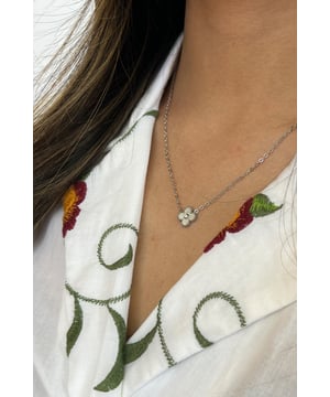 Combining elegance with everyday wearability, this necklace adds a refined touch to your daily style. Plus, its water-resistant design ensures lasting beauty and durability.
Colour: Silver
Water resistance
90% Stainless Steel 10% Acrylic
Size: 40+5cm
SKU:JE404521