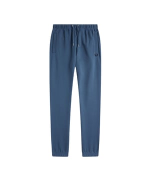Maak je klaar voor ultiem comfort en stijl met Fred Perry&#39;s Midnight Blue Loopback Sweatpants! Met een trekkoord in de taille en omgeslagen pijpen biedt deze joggingbroek de perfecte pasvorm voor elke activiteit. Bovendien zul je, met twee zakken voor extra gemak en het kenmerkende Fred Perry-embleem op de linkerzak, dol zijn op het praktische en modieuze design. Deze joggingbroek is gemaakt van 100% katoen en is zowel ademend als duurzaam, waardoor hij de perfecte keuze is voor elke moderne man. Mis dit topproduct van het vertrouwde merk Fred Perry niet!