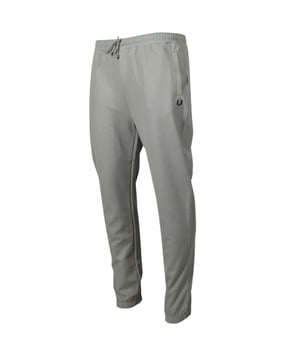 Veredeln Sie Ihre Freizeitgarderobe mit dieser exklusiven Fred Perry Seasonal Track Pants in atemberaubendem Seegras/Nachtgrün. Diese in Portugal mit höchster Präzision gefertigte Herren-Jogginghose verbindet anspruchsvollen Stil mit sportlicher Tradition. Das perfekte Statement-Piece für trendigen Komfort. 100 % Baumwolle