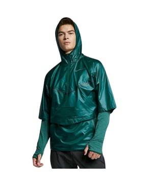 Experimenta la versatilidad de esta chaqueta/camiseta Nike Standard Fit Convertible para hombre en un impresionante verde oscuro. Esta prenda premium para correr se transforma a la perfección de camiseta a chaqueta, adaptándose a tus necesidades cambiantes durante cualquier entrenamiento. Fabricada con la reconocida calidad de Nike en Vietnam, este modelo ofrece el rendimiento que buscan los corredores más exigentes. ¿Por qué conformarte con lo común cuando puedes transformar tu vestuario de running con una prenda excepcional? 100 % viscosa