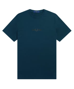 Geef de garderobe van je kind een boost met dit prachtige asblauwe T-shirt van Fred Perry. Met prachtige borduurdetails combineert dit premium blauwe T-shirt comfort met iconische stijl. Het perfecte statement piece voor modebewuste kinderen die niets anders verdienen dan de beste kwaliteit en het beste design. 100% katoen