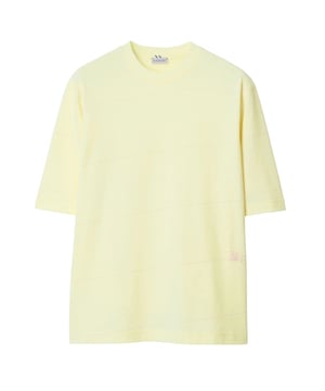Confeccionada en algodón 100 % suave y transpirable, esta camiseta de Burberry es imprescindible para quienes buscan la última moda. El ribete rosa le da un toque de color, y el pequeño monograma de Thomas Burberry en la espalda izquierda le da un toque de elegancia y sofisticación. Con sus materiales de alta calidad y su diseño elegante, esta camiseta es perfecta para destacar y destacar entre la multitud. ¡Renueva tu armario con esta lujosa y versátil prenda de Burberry!
