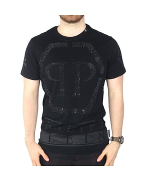 Verrijk je garderobe met het stijlvolle Philipp Plein Theo Black T-shirt. Dit hoogwaardige, in Zwitserland vervaardigde heren-T-shirt uit de exclusieve collectie combineert luxueus vakmanschap met een gedurfde stijl. Een statement piece dat elke casual outfit transformeert in een modieuze look. 90% katoen, 10% elastaan