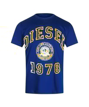 Confeccionada en 100 % algodón de alta calidad, esta clásica camiseta azul marino de Diesel es la prenda perfecta para cualquier armario. Su tejido suave y cómodo te hará sentir genial todo el día, mientras que su diseño atemporal y su color versátil la convierten en una prenda imprescindible para cualquier persona a la moda. Dale un toque de la reconocida calidad y estilo de Diesel a tu look diario con esta camiseta esencial