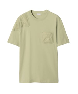 Experimenta la comodidad y el estilo con la camiseta 100% algodón de Burberry. Con un práctico bolsillo en el pecho izquierdo y acolchado en el hombro derecho, además de un sutil monograma de Thomas Burberry en la espalda izquierda, esta camiseta es perfecta para quienes aprecian los detalles finos en sus elecciones de moda. ¡Añádela a tu armario y realza tu look diario!