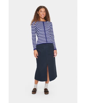 Regular fit,Lange mouwen  Fijne was 30°, niet bleken, niet in de droger drogen, Liggend laten drogen., koud strijken max. 110° C, Chemisch laten reinigen.  80% Viscose,20% Polyamide