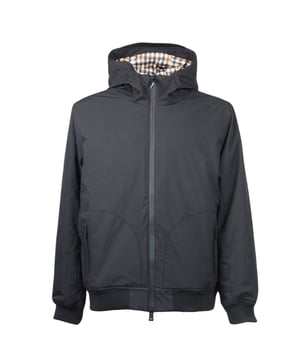 Verrijk je collectie bovenkleding met de Aquascutum Active Black Hooded Jacket. Dit technische meesterwerk is gemaakt van hoogwaardige &quot;Shell&quot;-stof en luxe Primaloft® 100% polyester, voor uitzonderlijke warmte zonder extra volume. Het halflange parka-ontwerp biedt veelzijdige bescherming tegen de elementen en behoudt tegelijkertijd de kenmerkende verfijnde esthetiek van Aquascutum. Perfect voor de veeleisende heer die zowel prestaties als stijl eist