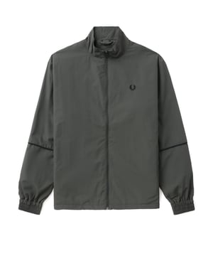 Mit der Fred Perry Piped Shell Jacke bleiben Sie stilvoll und geschützt. Mit praktischem Reißverschluss und zwei Fronttaschen ist diese Jacke praktisch und bequem. Der Kordelzug in der Taille verleiht ihr einen schmeichelhaften Touch, während das ikonische FP-Abzeichen auf der linken Brust einen Hauch von Authentizität verleiht. Diese Jacke aus 100 % Polyamid ist langlebig und sorgt dafür, dass Sie jahrelang gut aussehen und sich wohlfühlen. Perfekt für den modernen Mann, der viel unterwegs ist - diese Jacke ist ein Must-have für jede Garderobe