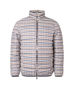 Erweitern Sie Ihre Oberbekleidungskollektion mit der Aquascutum Active 100GR Mock Neck Beige Check Jacke. Diese elegante, leichte Funktionsjacke mit hochwertiger Primaloft®-Innenpolsterung aus 100 % Polyester bietet außergewöhnlichen Wärmekomfort ohne aufzutragen. Das markante beige Karomuster und der Stehkragen vereinen zeitlosen Stil mit moderner Funktionalität für den anspruchsvollen Gentleman