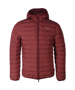 Erweitern Sie Ihre Oberbekleidungskollektion mit der Aquascutum ACTIVE 100GR HOODED JACKET in sattem Burgunderrot. Diese leichte Funktionsjacke vereint anspruchsvollen Stil mit außergewöhnlicher Funktionalität. Dank der hochwertigen Primaloft®-Wattierung aus 100 % Polyester bietet sie bemerkenswerte Wärme ohne aufzutragen. Perfekt für die Übergangszeit, bietet dieses vielseitige Kleidungsstück hervorragende Isolierung, Feuchtigkeitsbeständigkeit und Atmungsaktivität. Das elegante Kapuzendesign bietet zusätzlichen Schutz vor den Elementen und bewahrt gleichzeitig die charakteristische, raffinierte Ästhetik von Aquascutum. Ob in der Stadt oder auf Wochenendausflügen - diese burgunderrote Jacke sorgt für Komfort und Stil bei unvorhersehbaren Wetterbedingungen. Eine unverzichtbare Investition, die britische Handwerkskunst mit moderner Performance-Technologie verbindet