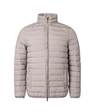 Verrijk je collectie bovenkleding met de Aquascutum ACTIVE 100GR MOCK NECK Grey Jacket. Dit verfijnde technische kledingstuk biedt uitzonderlijk lichtgewicht comfort zonder in te leveren op warmte, dankzij de hoogwaardige Primaloft® polyester vulling. Perfect voor de veeleisende heer die zowel prestaties als stijl eist, dit coltrui-ontwerp is naadloos te combineren met casual en elegante gelegenheden. Neem geen genoegen met doorsnee, maar ervaar het befaamde Britse vakmanschap van Aquascutum. 100% polyester