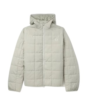 Renueva tu armario de invierno con la chaqueta aislante Fred Perry Grid Detail. Esta elegante y funcional chaqueta cuenta con capucha, cierre de cremallera completo y dos bolsillos delanteros para mayor comodidad. La icónica insignia de FP en el pecho izquierdo le da un toque de sofisticación y calidad. Fabricada con poliéster 100 % reciclado, esta chaqueta no solo es duradera y ecológica, sino que también demuestra tu compromiso con la moda sostenible. Abrígate y luce genial con la chaqueta aislante Fred Perry Grid Detail