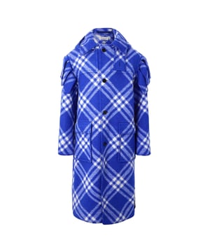 Una prenda lujosa y funcional para quienes se preocupan por la moda. Abrígate y luce con estilo con esta chaqueta larga, con una práctica capucha desmontable y dos bolsillos delanteros para guardar tus objetos esenciales. El icónico parche de Burberry en la parte inferior izquierda le da un toque de elegancia a esta chaqueta 100% lana. Perfecta para cualquier ocasión, desde una salida informal hasta un evento formal. Dale un toque de distinción a tu armario con esta prenda imprescindible de Burberry