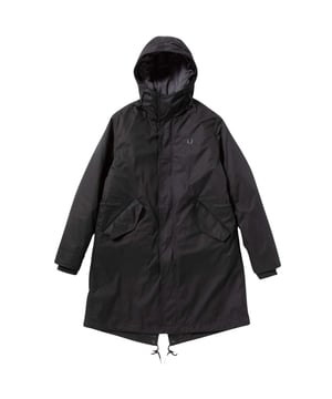 Met zijn volledige rits- en knoopsluiting, capuchon met bontrand en tailleband met trekkoord biedt de Fred Perry 2-in-1 Zip-In-Liner Black Parka zowel stijl als functionaliteit. Blijf warm en stijlvol met deze veelzijdige jas, perfect voor elke gelegenheid. Bovendien zorgt de FP-badge op de linkerborst voor een vleugje klasse. Gemaakt van 72% katoen en 28% polyamide, is deze jas duurzaam en comfortabel, waardoor hij jarenlang een favoriet in je garderobe zal zijn. Mis deze must-have voor de modebewuste man niet!