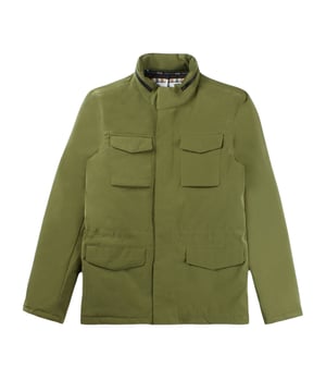 Verfijn je outdoorstijl met de Aquascutum ACTIVE FIELD JACKET in stijlvol legergroen. Dit technische meesterwerk is gemaakt van een duurzame mix van 82% polyester en 18% nylon en heeft een beschermende col met geïntegreerde nylon capuchon en gesealde rits. De luxe gewatteerde voering met Primaloft-isolatie biedt uitzonderlijke warmte zonder extra volume, terwijl verborgen drukknopen zorgen voor een strakke pasvorm. Gemaakt van Aquascutums innovatieve &quot;Hydro&quot;-stof, combineert deze field jacket premium prestaties met een tijdloos Brits design voor de veeleisende moderne man