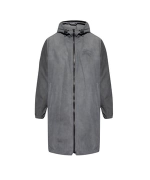 Experimenta el máximo lujo y estilo con el abrigo gris con capucha y cremallera con estampado del logo de Burberry. El cierre de cremallera y botón ofrece estilo y funcionalidad, mientras que los múltiples bolsillos ofrecen comodidad y espacio de almacenamiento. El icónico monograma de Thomas Burberry y la gran imagen en la espalda le dan un toque de estilo. Confeccionada en una mezcla de algodón y poliamida, esta chaqueta ligera es perfecta para cualquier ocasión. Realza tu armario y marca la diferencia con Burberry
