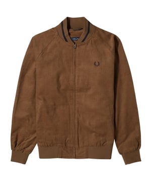 Die Fred Perry Shaded Stone Waffle Cord Tennis Brown Bomberjacke ist mehr als nur eine stylische Ergänzung für deine Garderobe. Mit Reißverschluss, zwei Fronttaschen und einer Innentasche bietet sie praktischen Komfort für den Alltag. Aus 100 % Baumwolle gefertigt, ist diese Jacke nicht nur bequem, sondern auch strapazierfähig und wird dir jahrelang treue Dienste leisten. Das FPO-Abzeichen auf der linken Brust verleiht ihr einen authentischen Touch und macht sie zu einem Must-have für alle modebewussten Damen. Verpasse nicht dieses vielseitige und hochwertige Kleidungsstück, das deinen Style aufwertet
