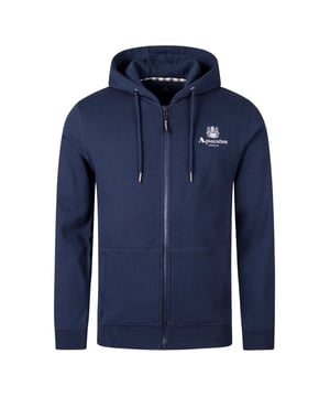 De Aquascutum Active Small Logo Full-Zip Navy Blue Hoodie combineert tijdloze Britse stijl met dagelijks comfort. Deze premium fleece heeft een handig voorvak voor essentiële spullen, een soepele ritssluiting voor veelzijdige styling en de kenmerkende retro &#39;Active&#39;-patch die de geschiedenis van het merk benadrukt. Gemaakt van 100% katoen, voelt hij uitzonderlijk zacht aan op de huid en is hij tegelijkertijd ademend, zodat je hem de hele dag kunt dragen. Perfect voor casual uitjes of ontspannen weekendjes weg, deze marineblauwe hoodie wordt al snel je favoriete laagjesitem voor moeiteloze verfijning