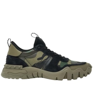 Verfijn je stijl met deze prachtige Valentino Green Camo schoenen voor heren. Deze schoenen, met precisie vervaardigd in Italië, combineren luxe en een onderscheidend design voor de modebewuste heer. 100% textiel