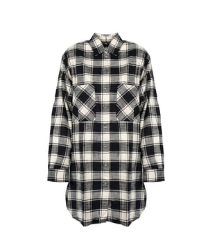 El vestido camisero es una excelente elección para cualquier ocasión, combinando elegancia y comodidad, lo que permite sentirse con estilo tanto en el trabajo como en encuentros con amigos.

Cuenta con cierres a presión, lo que no solo facilita ponérselo y quitárselo, sino que también añade un toque moderno, encajando perfectamente en las tendencias de la moda urbana.

En el frente, dos bolsillos ofrecen practicidad y funcionalidad, permitiendo almacenar pequeños objetos como llaves o el teléfono, sin la necesidad de llevar un bolso.

Los detalles metálicos en color plateado destacan sutilmente el diseño único del vestido, añadiéndole un toque de brillo y elegancia que captura las miradas.

Hecho de tela de alta calidad, que no solo asegura comodidad durante todo el día, sino también durabilidad y resistencia a las arrugas, lo que hace que el vestido luzca impecable en cualquier situación.