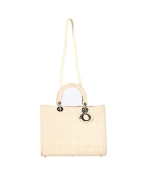 Empfohlener Verkaufspreis
Zeitlos und raffiniert – die große Lady Dior Tasche aus elfenbeinfarbenem Lackleder versprüht Vintage-Glamour mit modernem Glanz. Mit der charakteristischen Cannage-Steppung und den glänzenden DIOR-Buchstabenanhängern ist sie eine strukturierte Ikone, die sich nahtlos in den Tag- und Abendlook einfügt. Elegant und strahlend – der Inbegriff Pariser Raffinesse.

Dior Cannage Quilted Large Lady Dior Tasche aus elfenbeinfarbenem Lackleder
Zustand: sehr gut
Gebrauchsspuren: Kein Etikett, Keine sichtbaren Gebrauchsspuren, Unbenutzt oder einmal getragen, aber so gut wie neu.
Verpackung: Staubbeutel
Farbe: Weiß | Elfenbein
Material: Leder
Größe: Einheitsgröße
Maße: Breite: 120; Höhe: 240; Länge: 320; Grifflänge: 100; Riemenlänge: 0
Artikelnummer: NAPPUGBBA487877W
