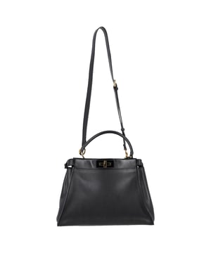 Empfohlener Verkaufspreis
Die Fendi Medium Peekaboo Handtasche aus schwarzem Kalbsleder strahlt mit ihren klaren Linien, dem charakteristischen Drehverschluss und den meisterhaft verarbeiteten Innenfächern dezenten Luxus aus. Dieses ikonische Stück lässt sich nahtlos von Tag zu Nacht tragen und bietet Raffinesse und Funktionalität gleichermaßen. **Styling-Tipp:** Kombinieren Sie sie mit einem frischen weißen Hemd und hoch taillierten Jeans für ein raffiniertes, modernes Ensemble.

Fendi Medium Peekaboo Handtasche aus schwarzem Kalbsleder

Zustand: Ausgezeichnet
Gebrauchsspuren: Kein Etikett, Keine sichtbaren Gebrauchsspuren. 
Verpackung: Staubbeutel
Farbe: Schwarz
Material: Leder | Kalbsleder
Größe: Einheitsgröße | Einheitsgröße
Maße: Breite: 130; Höhe: 230; Länge: 330; Grifflänge: 100; Riemenlänge: 0
SKU: NAPPUGBBA489579W
