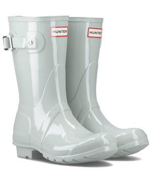 Geschikt voor natte weersomstandigheden is deze dames Wellington een kortere versie van de iconische Hunter Original Tall Boot. Gemaakt van natuurlijk rubber, wordt elke laars met de hand vervaardigd en in drie dagen in elkaar gezet voordat deze wordt gevulkaniseerd voor superieure bescherming.