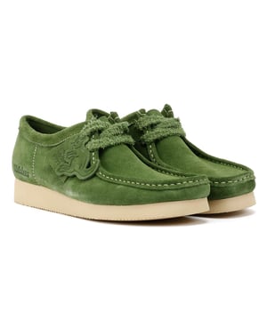 Premium Mokassin-Schuhe aus weichem Wildleder und klassischen Nähten. Für Langlebigkeit mit leichten Milton Vibram® Sohlen gefertigt. Veredelt mit zwei Clarks Originals Anhängern.