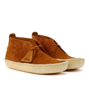 Middelhoge veterschoenen gemaakt van hoogwaardig suède bovenwerk, afgewerkt met een klassieke gladde crêpezool voor comfort en duurzaamheid. Afgewerkt met twee Clarks Originals hangers.
