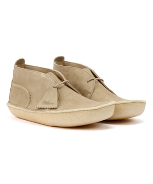 Middelhoge veterschoenen gemaakt van hoogwaardig suède bovenwerk, afgewerkt met een klassieke gladde crêpezool voor comfort en duurzaamheid. Afgewerkt met twee Clarks Originals hangers.