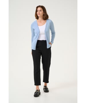 Regular fit,Lange mouwen  Fijne was 30°, niet bleken, niet in de droger drogen, Liggend laten drogen in de schaduw, koud strijken max. 110° C, Droogreiniging  80% Viscose,20% Nylon